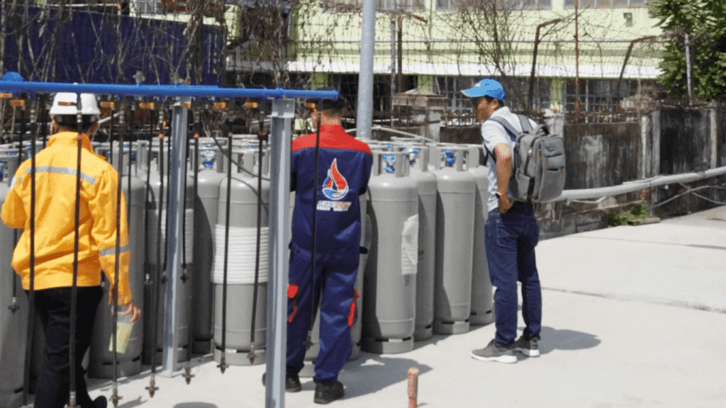 nhân viên kĩ thuật Gas New khảo sát bảo trì hệ thống gas