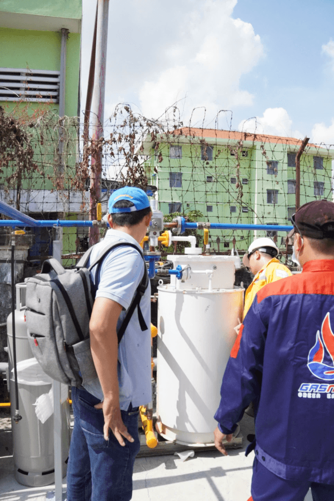 hình ảnh nhân viên kỹ thuật Gasnew kiểm tra hệ thống gas cho cơ sở công nghiệp