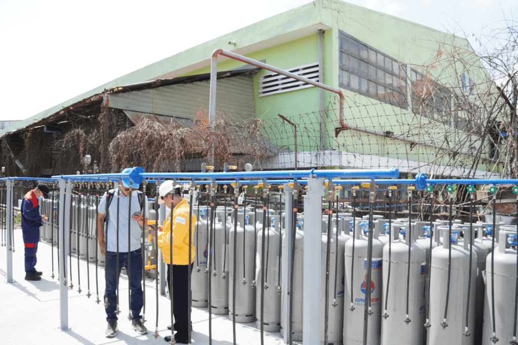 hình ảnh đội ngũ kỹ thuật Gas new kiểm tra bình gas trước khi giao hàng cho khách
